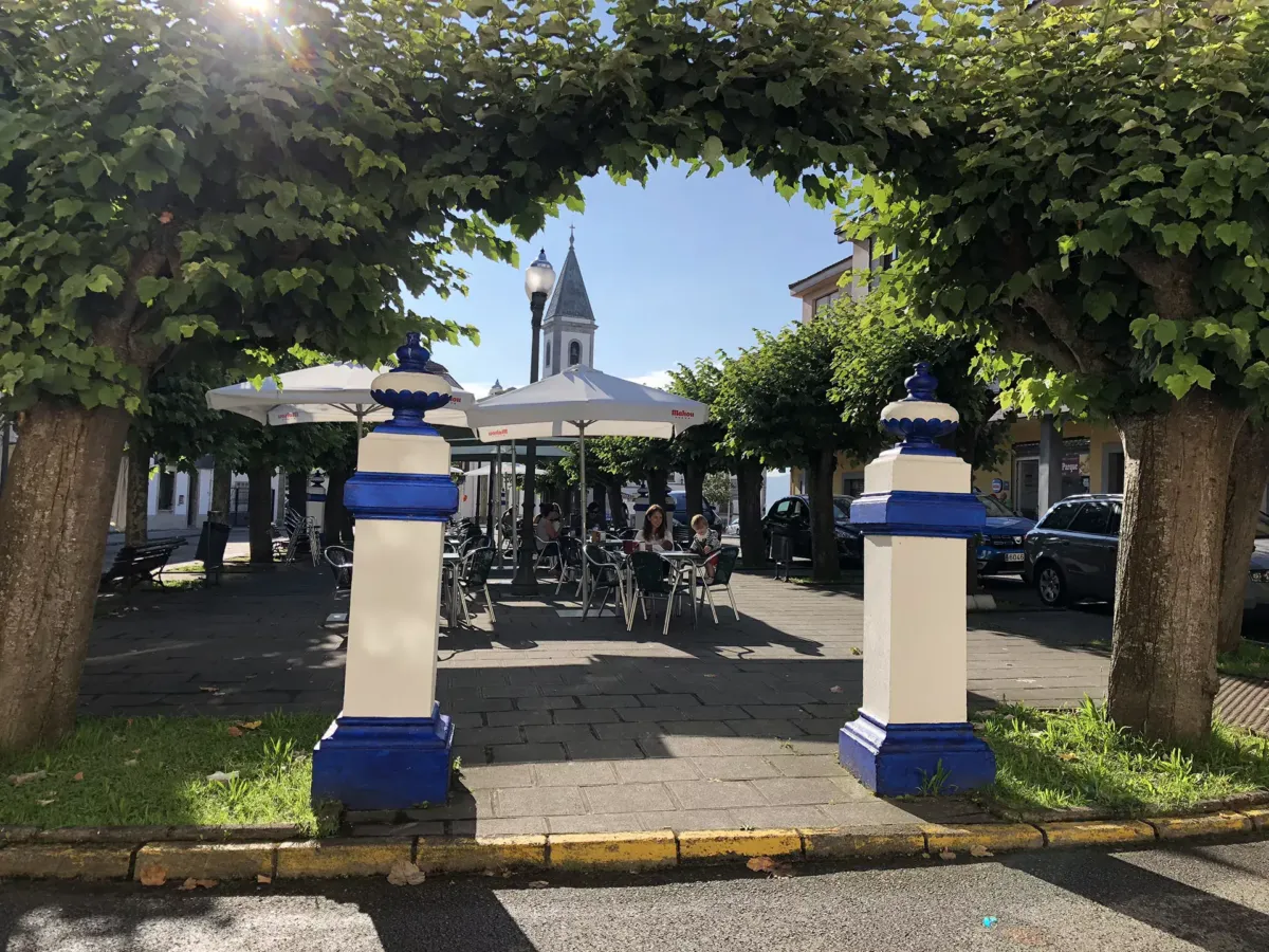 Entrada a paseo con terrazas
