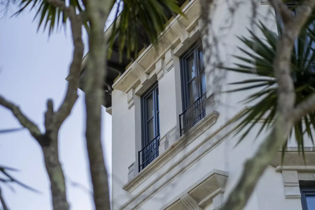 Ventanas con árboles delante
