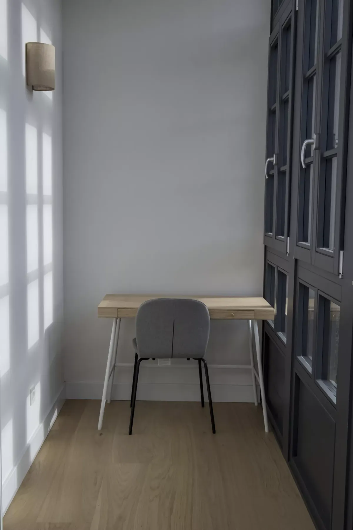 Mesa y silla con ventana al exterior