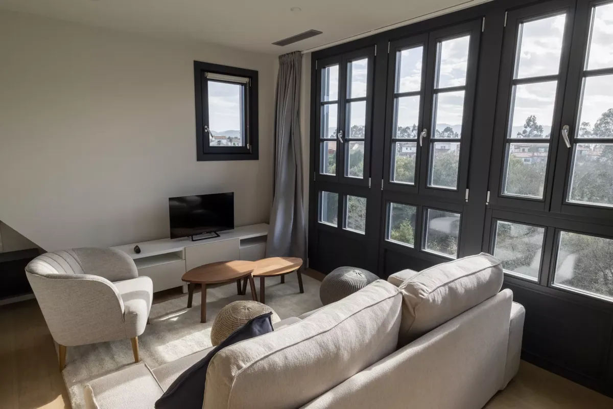 Juego de sofá, mesillas, aparador con TV, ventanas con vistas