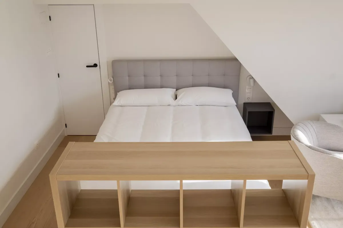 Cama matrimonial y estantería