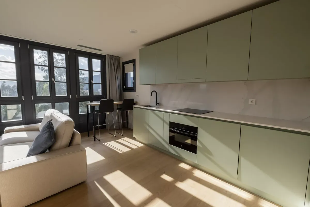 Cocina, mesa, sillas, sofá y ventana con vistas