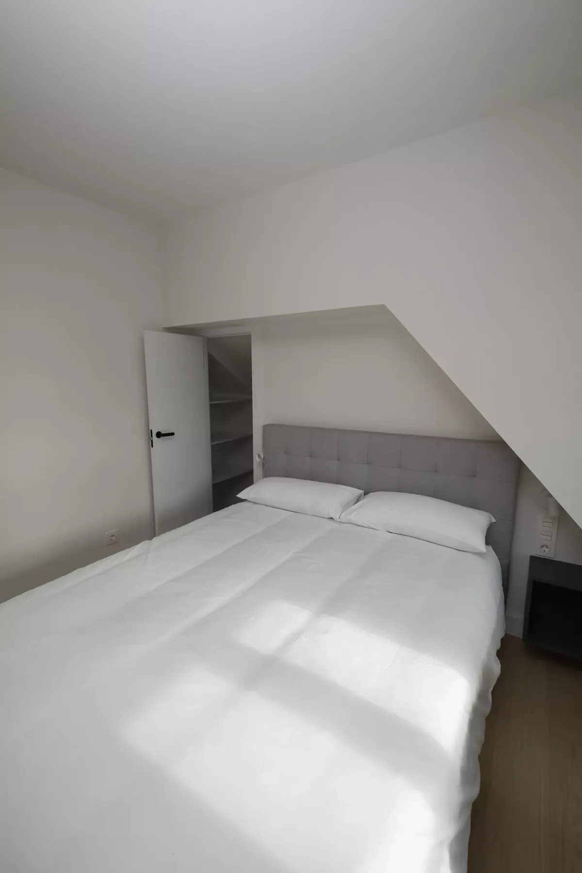 Cama de dos plazas y puerta