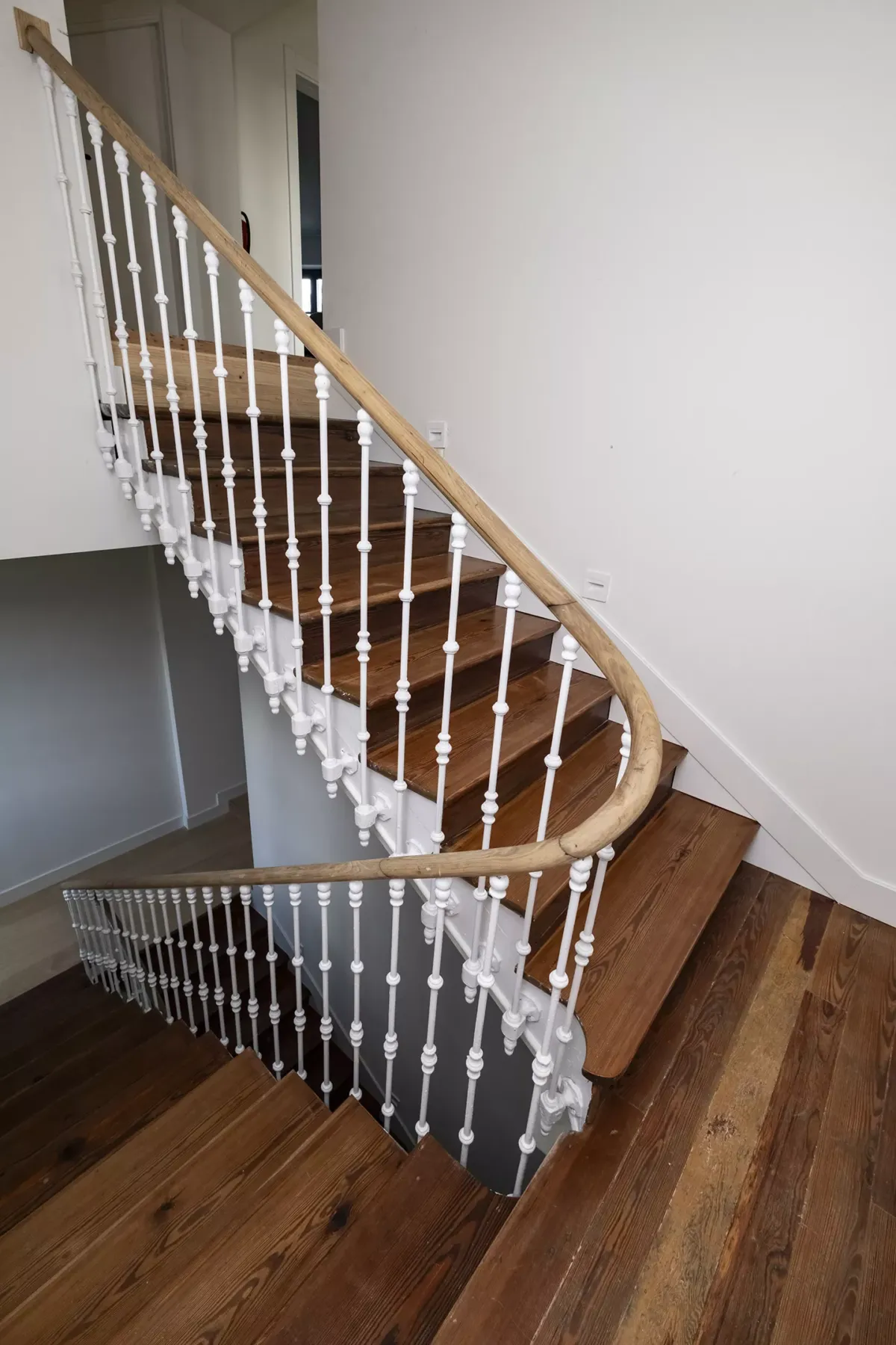 Escalera de madera con pasamanos