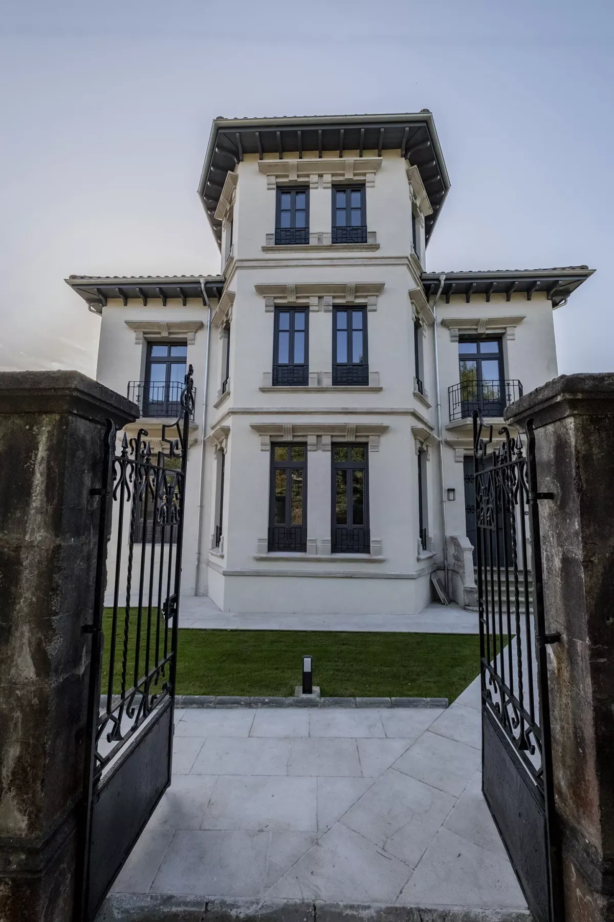 Vista de frente de casa con entrada de rejas