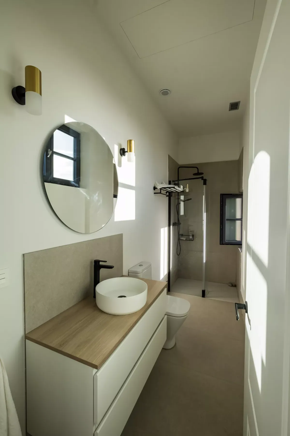Baño iluminado con espejo y lavabo de diseño