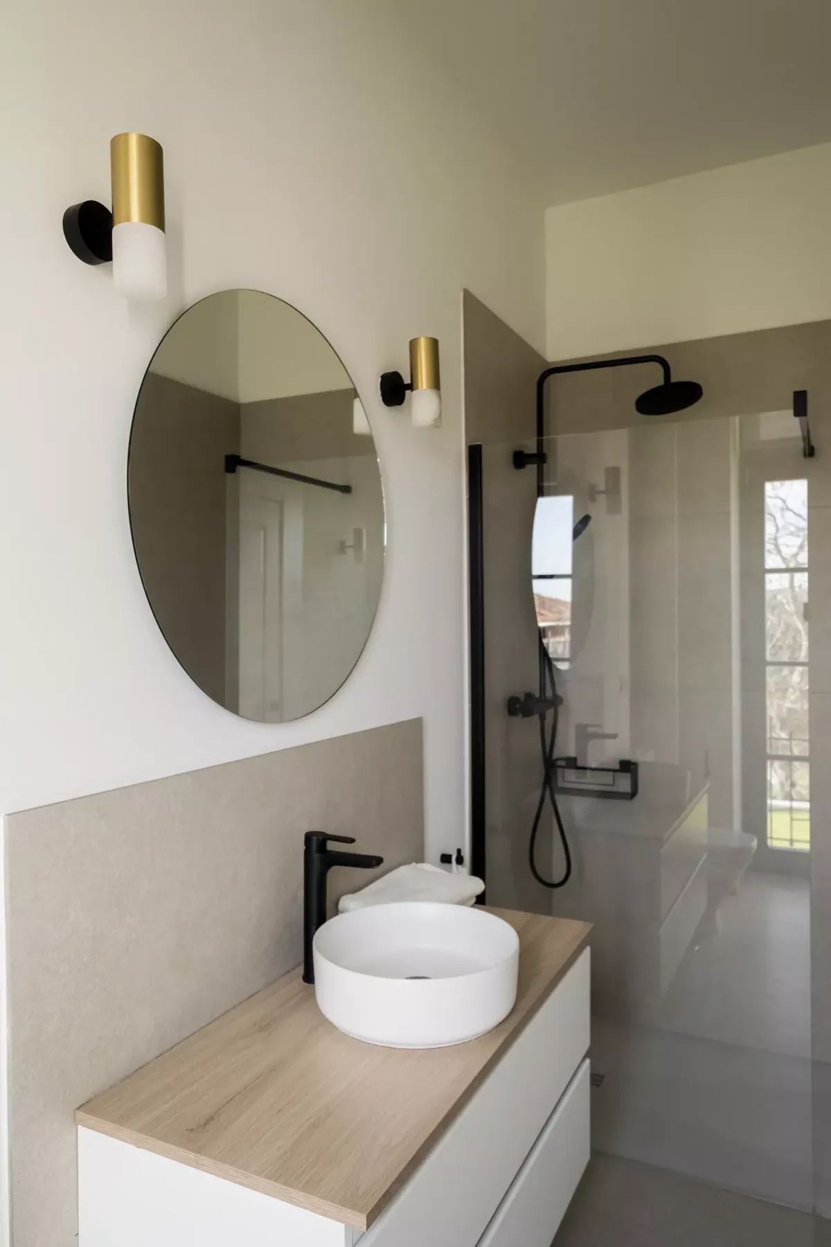 Baño con espejo, ducha y ventana.