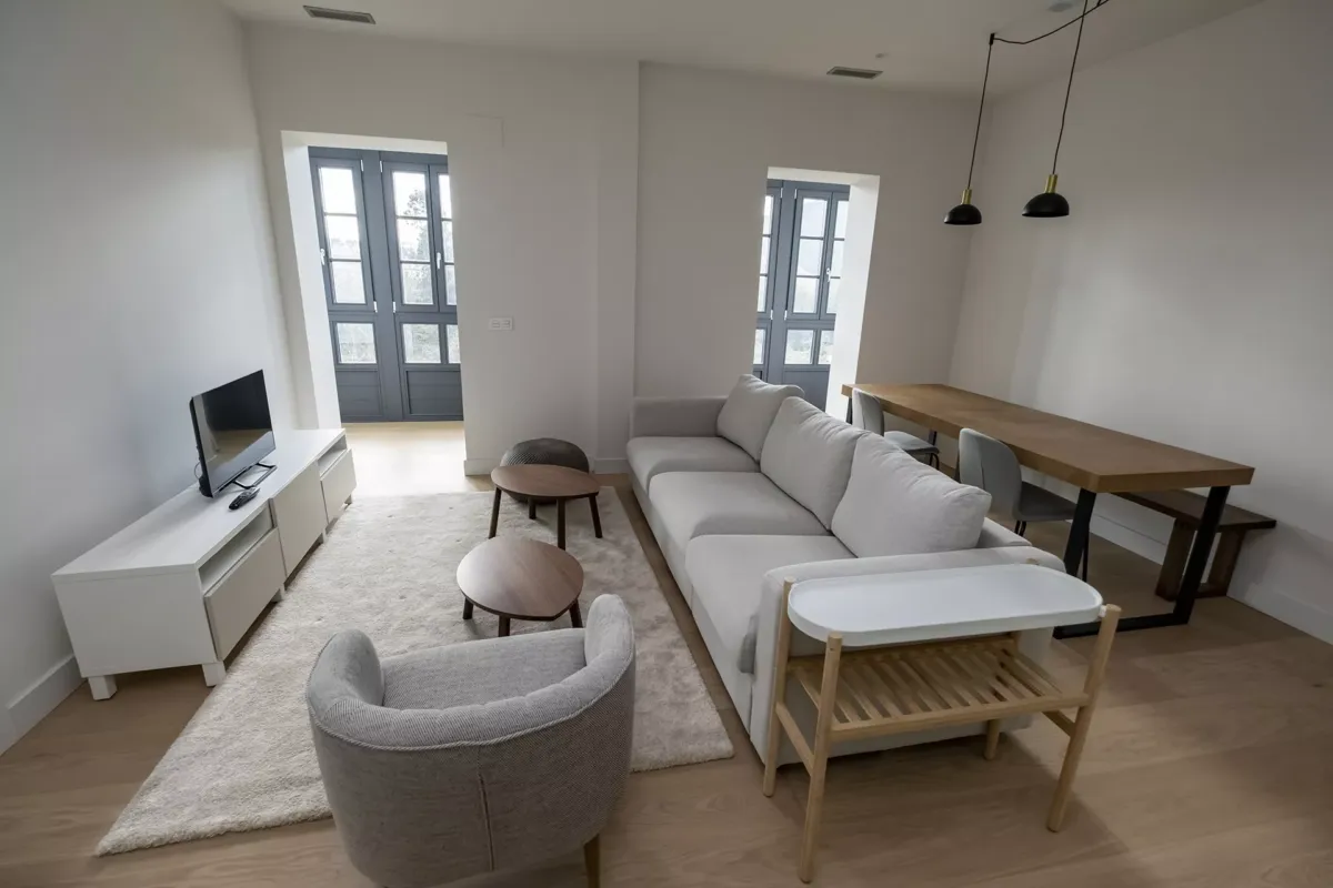 Juego de sofás, mesillas, TV y ventanas