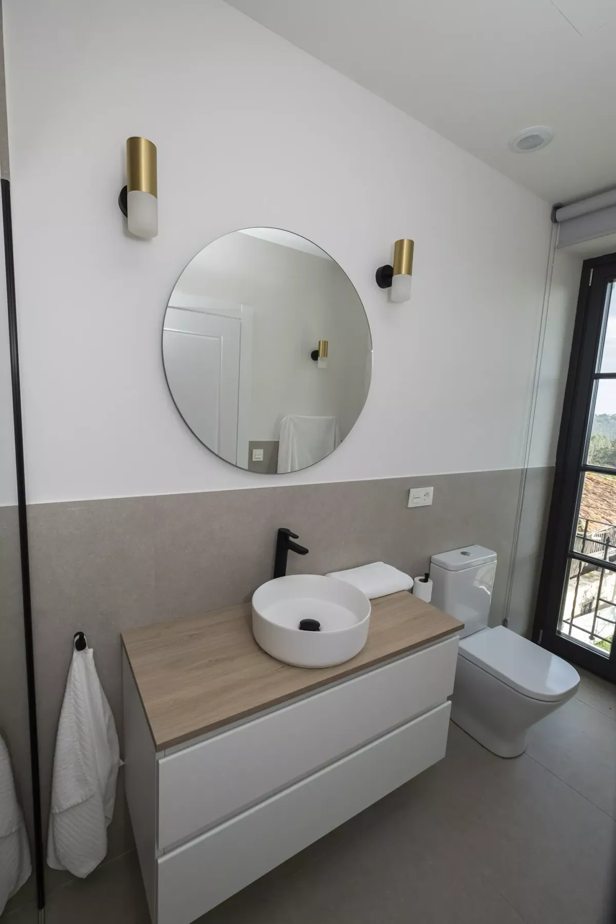 Baño totalmente equipado moderno