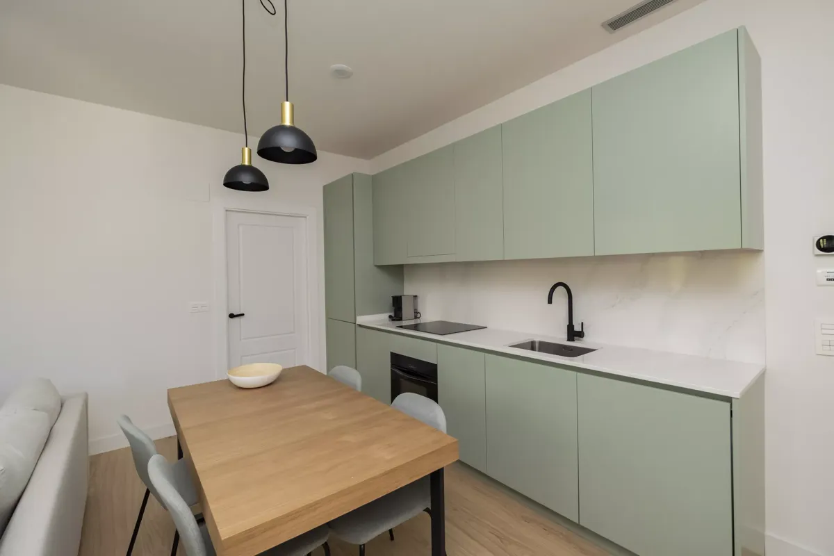 Cocina equipada, mesa y sillas
