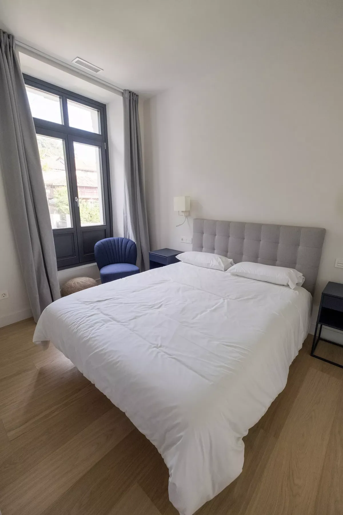 Cama de dos plazas y ventana.